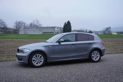 BMW 116d — Diesel économe, 255'000 km, équipement complet 8 pneus — rear view