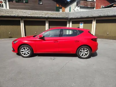 SEAT Leon 1.0 eTSI Style DSG — Berline hybride légère, 127 000 km, sans sinistre — side view