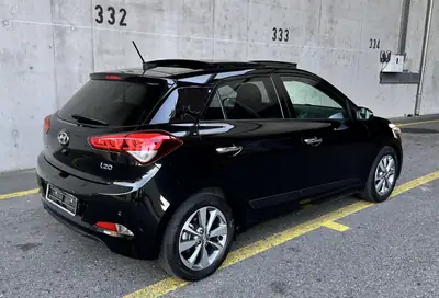 Hyundai i20 1.4 CRDi Vertex — Citadine économe avec toit panoramique — rear view