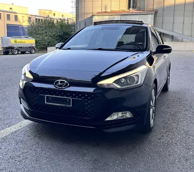 Hyundai i20 1.4 CRDi Vertex — Citadine économe avec toit panoramique — side view