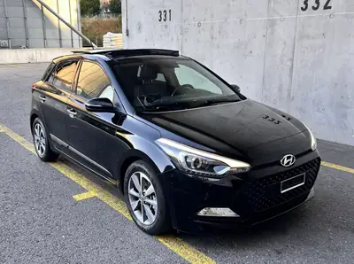 Hyundai i20 1.4 CRDi Vertex — Citadine économe avec toit panoramique — exterior view