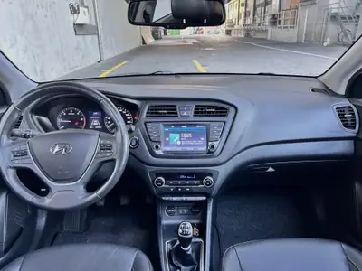 Hyundai i20 1.4 CRDi Vertex — Citadine économe avec toit panoramique — detail