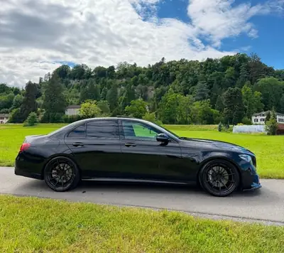 Mercedes-Benz E 63 AMG — Berline sportive 750 ch Stage 1, design noir intégral — side view