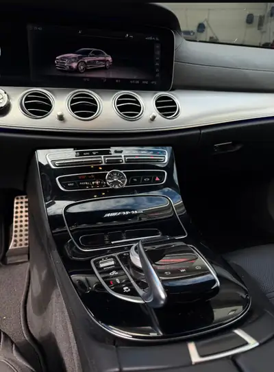 Mercedes-Benz E 63 AMG — Berline sportive 750 ch Stage 1, design noir intégral — dashboard