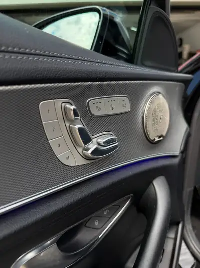 Mercedes-Benz E 63 AMG — Berline sportive 750 ch Stage 1, design noir intégral — interior