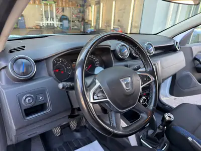 Dacia Duster TCe 130 Celebration 4x4 — SUV robuste 4x4, sièges chauffants, sans sinistre — Miniatur 23