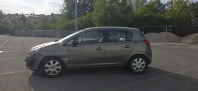 Opel Corsa 1.4i 16V Color Edition — Citadine fiable et économique, 145'000 km — side view