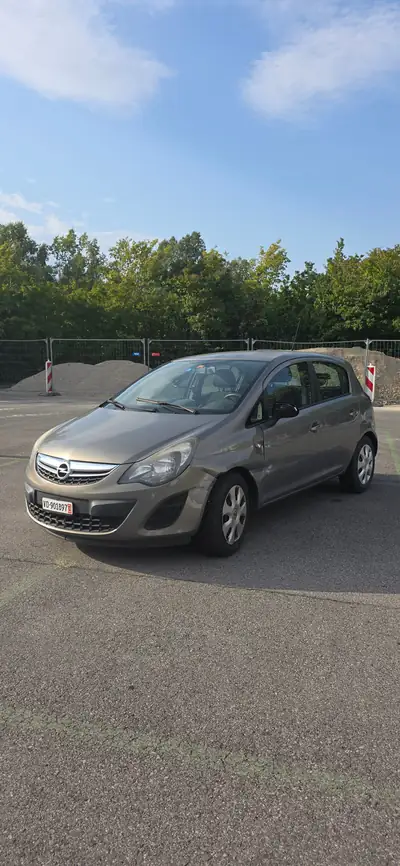 Opel Corsa 1.4i 16V Color Edition — Citadine fiable et économique, 145'000 km — exterior view