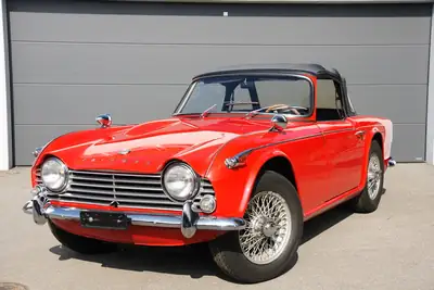 Triumph TR4A IRS 1966 — Cabriolet anglais rare avec Overdrive, historique suisse impeccable — side view