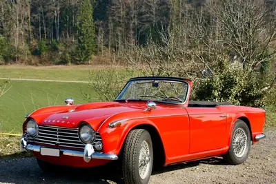 Triumph TR4A IRS 1966 — Cabriolet anglais rare avec Overdrive, historique suisse impeccable — exterior view