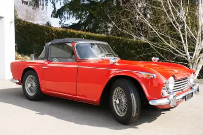 Triumph TR4A IRS 1966 — Cabriolet anglais rare avec Overdrive, historique suisse impeccable — Thumbnail 7