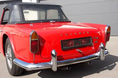 Triumph TR4A IRS 1966 — Cabriolet anglais rare avec Overdrive, historique suisse impeccable — Thumbnail 10