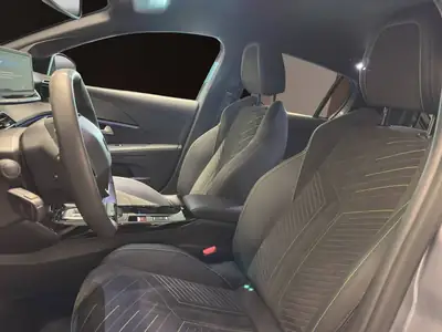 Peugeot 208 1.2 MHEV 145 GT — Citadine hybride légère, très faible kilométrage — Miniatur 8