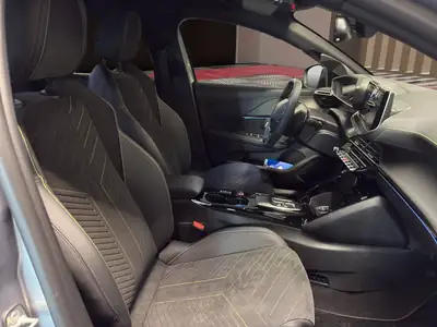 Peugeot 208 1.2 MHEV 145 GT — Citadine hybride légère, très faible kilométrage — Miniatur 11