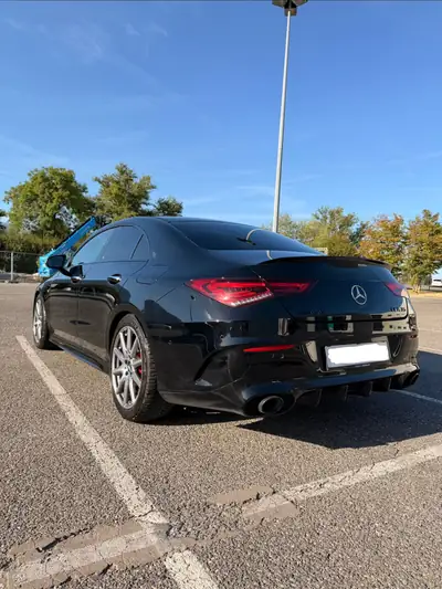 Mercedes-Benz CLA 35 AMG 4matic — Coupé sportif 306 ch, entretien gratuit jusqu'à 2032 — Heckansicht