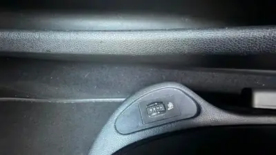 Peugeot 308 CC 2.0 HDi — Cabriolet élégant, moteur économique, entretien garage certifié — Miniature 7