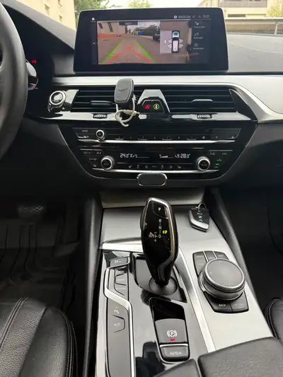 BMW 520d Touring — Break élégant, moteur efficient, configuration taxi premium — Thumbnail 8