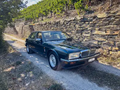 Jaguar XJ40 4.0 Sovereign — L'élégance anglaise intemporelle, moteur puissant et fiable — rear view