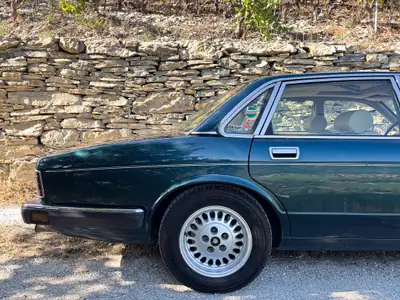 Jaguar XJ40 4.0 Sovereign — L'élégance anglaise intemporelle, moteur puissant et fiable — Thumbnail 9