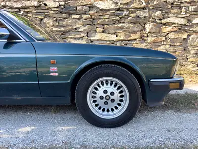 Jaguar XJ40 4.0 Sovereign — L'élégance anglaise intemporelle, moteur puissant et fiable — Thumbnail 8