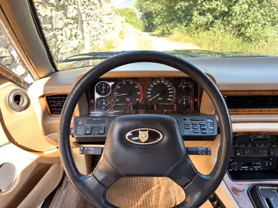 Jaguar XJ40 4.0 Sovereign — L'élégance anglaise intemporelle, moteur puissant et fiable — Thumbnail 12