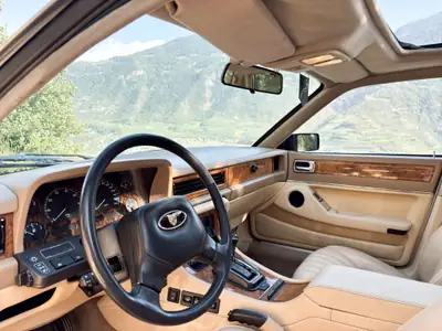 Jaguar XJ40 4.0 Sovereign — L'élégance anglaise intemporelle, moteur puissant et fiable — Thumbnail 13