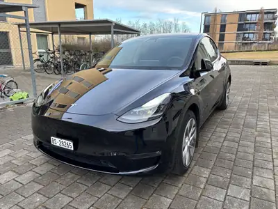 Tesla Model Y Long Range AWD — SUV électrique haute performance, 45 000 km seulement — vue extérieure