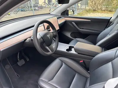 Tesla Model Y Long Range AWD — SUV électrique haute performance, 45 000 km seulement — Miniature 12