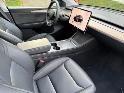Tesla Model Y Long Range AWD — SUV électrique haute performance, 45 000 km seulement — Miniature 11