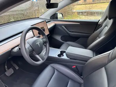 Tesla Model Y Long Range AWD — SUV électrique haute performance, 45 000 km seulement — Miniature 14