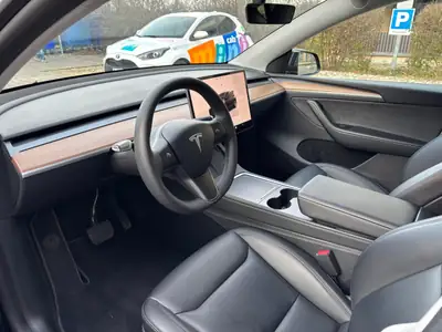 Tesla Model Y Long Range AWD — SUV électrique haute performance, 45 000 km seulement — Miniature 15