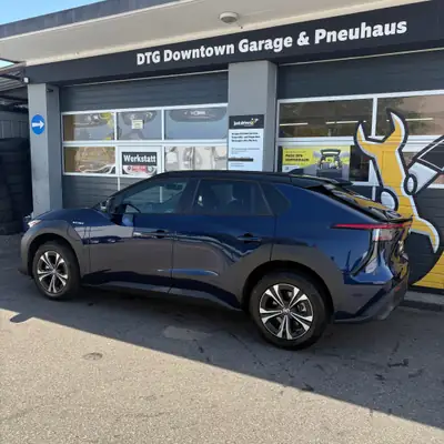 Toyota BZ4X AWD — SUV électrique performant, 27 000 km seulement — rear view