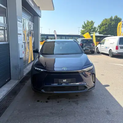 Toyota BZ4X AWD — SUV électrique performant, 27 000 km seulement — side view