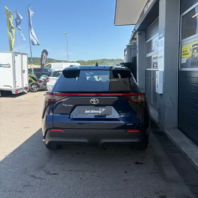 Toyota BZ4X AWD — SUV électrique performant, 27 000 km seulement — interior