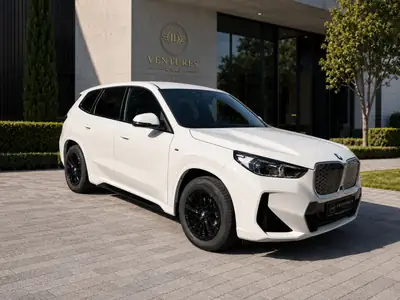 BMW iX1 20 eDrive M Sport 2025 — SUV électrique compact, design premium et 33 000 km — Heckansicht