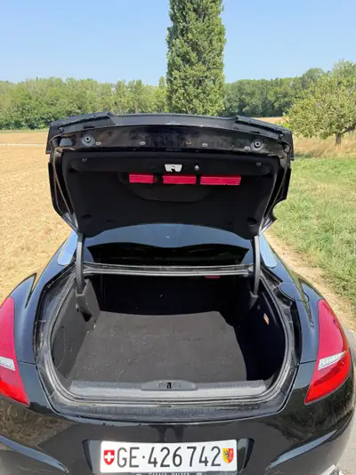 Peugeot RCZ 1.6 Turbo 156 ch — Coupé sportif affûté, sans accident — Armaturenbrett