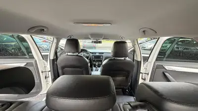 Skoda Octavia Combi 2.0 TDI L&K 4x4 — Familiale robuste, moteur éprouvé, 179'000 km — Miniature 7