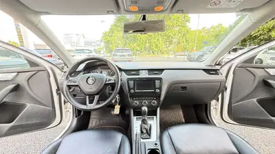 Skoda Octavia Combi 2.0 TDI L&K 4x4 — Familiale robuste, moteur éprouvé, 179'000 km — Miniature 8