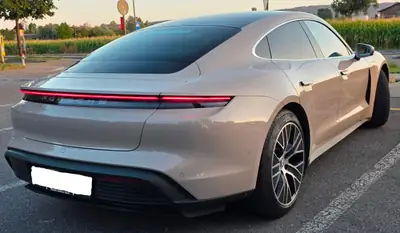 Porsche Taycan 4S — Berline électrique haute performance, 59 000 km, garantie étendue — rear view