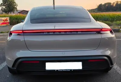Porsche Taycan 4S — Berline électrique haute performance, 59 000 km, garantie étendue — interior