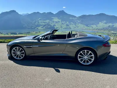 Aston Martin V12 Vanquish S Volante — Cabriolet grand tourisme 603 ch, 9400 km seulement — tableau de bord