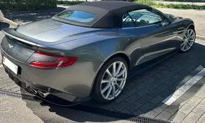 Aston Martin V12 Vanquish S Volante — Cabriolet grand tourisme 603 ch, 9400 km seulement — Miniature 11