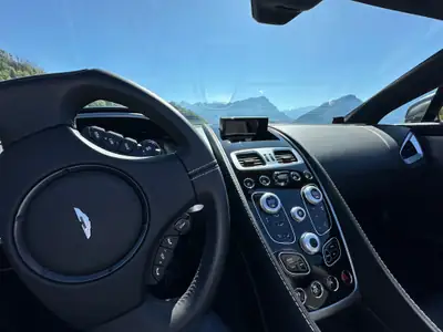 Aston Martin V12 Vanquish S Volante — Cabriolet grand tourisme 603 ch, 9400 km seulement — Miniature 12