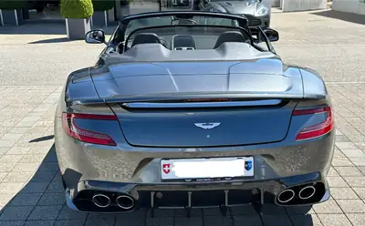 Aston Martin V12 Vanquish S Volante — Cabriolet grand tourisme 603 ch, 9400 km seulement — Miniature 10