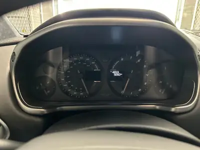 Aston Martin V12 Vanquish S Volante — Cabriolet grand tourisme 603 ch, 9400 km seulement — Miniature 14