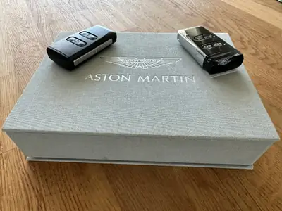 Aston Martin V12 Vanquish S Volante — Cabriolet grand tourisme 603 ch, 9400 km seulement — Miniature 17