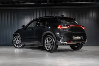 Lexus LBX FWD Elegant — Petit SUV hybride urbain, à peine roulé — côté