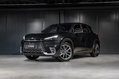 Lexus LBX FWD Elegant — Petit SUV hybride urbain, à peine roulé — vue extérieure