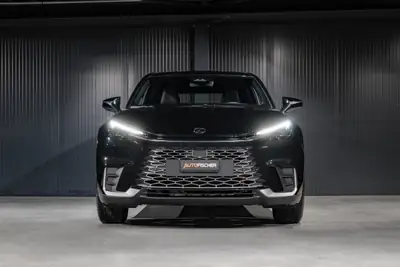 Lexus LBX FWD Elegant — Petit SUV hybride urbain, à peine roulé — arrière