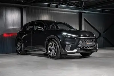 Lexus LBX FWD Elegant — Petit SUV hybride urbain, à peine roulé — tableau de bord